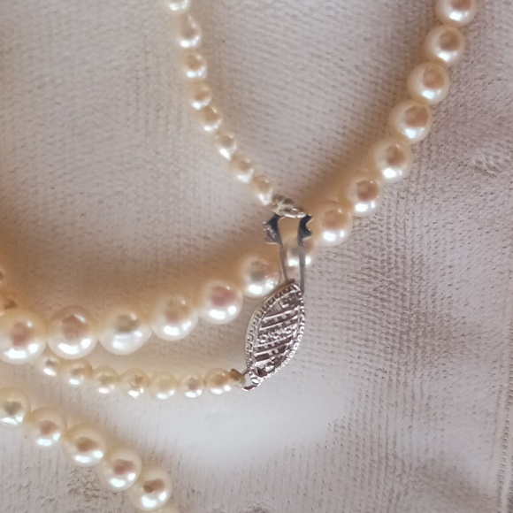 Vintage Set of Graduating Pearl Necklace and Earrings In Cream Case - Picture 3 of 4